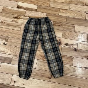 I’m selling kid size 7Y plaid sweatpants only worn once